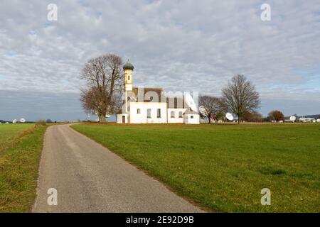 Raisting, Deutschland - 13. Nov 2020: Weg zu einer kleinen Kapelle (St. Johannes der Täufer). Stockfoto