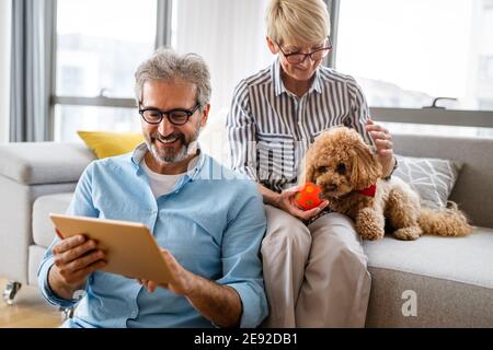 Schönes Lächeln reifes Paar Spaß haben, während mit Tablet an Zu Hause Stockfoto