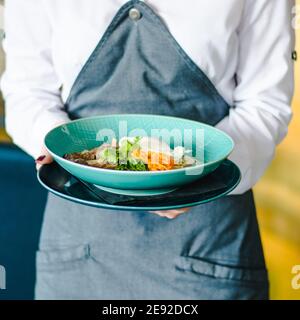 Rinderramen-Suppe mit pochiertem Ei und Gemüse bei a Restaurant Stockfoto