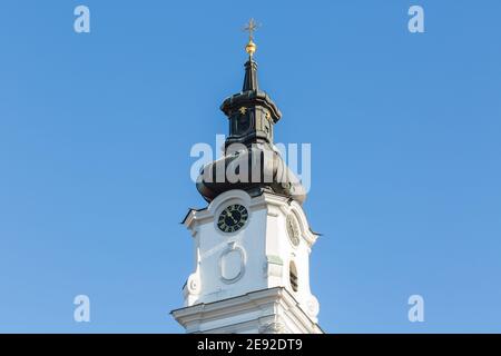 Blick auf den Turm der Kirche St. Alto und St. Birgitta (Altomünster, Deutschland).Weißer Turm mit schwarzem Dach. Stockfoto