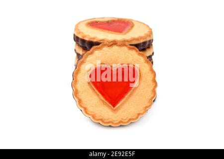 Ein Stapel von runden Plätzchen mit einem geligen roten Herz Isoliert auf Weiß Stockfoto