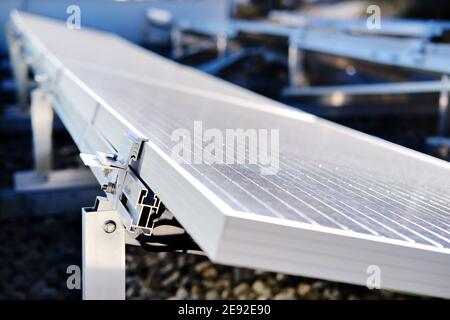Weiße Photovoltaik-Solarpanel im Freien Nahaufnahme. Konzept der alternativen Stromversorgung, nachhaltige natürliche Ressourcen, alternative Reinigungsmaschine Stockfoto