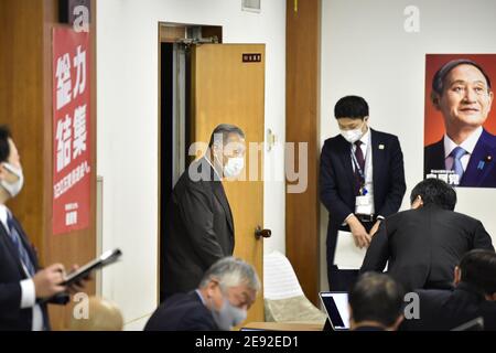 Tokio, Japan. Februar 2021. Der Präsident von Tokio 2020 Yoshiro Mori (C) trifft am 2. Februar 2021 bei einem Treffen zur Vorbereitung der Olympischen und Paralympischen Spiele in Tokio im Hauptquartier der Liberaldemokratischen Partei (LDP) ein. Quelle: POOL/ZUMA Wire/Alamy Live News Stockfoto