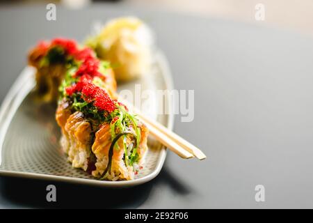 Maki und Nigiri Sushi-Vielfalt mit Lachs, Garnelen, Avocado und Thunfisch in einem Sushi-Restaurant Stockfoto