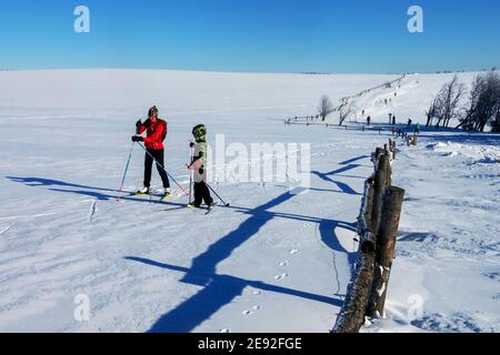 Frau Kind Langlaufen in einer verschneiten Winterlandschaft Tschechische Republik Stockfoto