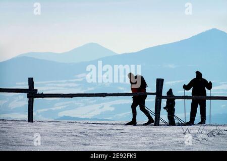 Silhouetten von drei Langläufer in der Schneelandschaft Tschechisch Republic Mountains Stockfoto