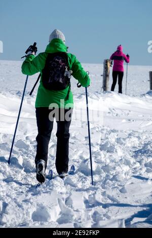 Zwei Frauen Skilanglauf-Frau Skifahrerin Frau, die in der Winterszene auf dem Land läuft Stockfoto