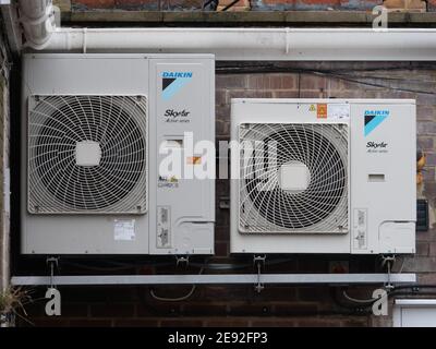 Klimaanlagen an der Außenseite eines Gebäudes in Westbury, Wiltshire, England, Großbritannien. Stockfoto