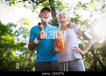 Reifes Paar Getränke Wasser Energie zu tanken und zu hydratisieren Stockfoto