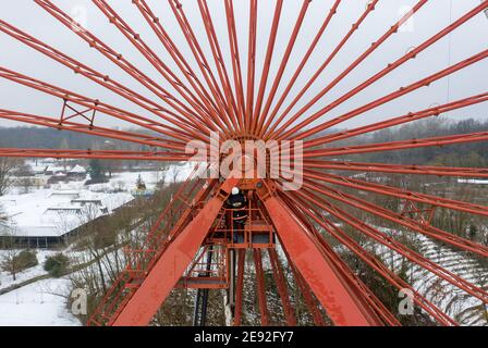 Berlin, Deutschland. Februar 2021. Das Riesenrad im Spreepark wird zur Sanierung demontiert. Ein Spezialunternehmen baut Krone und Speichen der 31 Jahre alten Fahrt mit mehreren Kranen ab. (Luftaufnahme mit einer Drohne) Quelle: Christophe Gateau/dpa/Alamy Live News Stockfoto