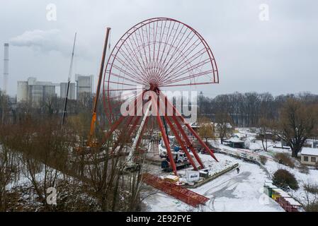 Berlin, Deutschland. Februar 2021. Das Riesenrad im Spreepark wird zur Sanierung demontiert. Ein Spezialunternehmen baut Krone und Speichen der 31 Jahre alten Fahrt mit mehreren Kranen ab. (Luftaufnahme mit einer Drohne) Quelle: Christophe Gateau/dpa/Alamy Live News Stockfoto