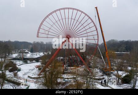 Berlin, Deutschland. Februar 2021. Das Riesenrad im Spreepark wird zur Sanierung demontiert. Ein Spezialunternehmen baut Krone und Speichen der 31 Jahre alten Fahrt mit mehreren Kranen ab. (Luftaufnahme mit einer Drohne) Quelle: Christophe Gateau/dpa/Alamy Live News Stockfoto