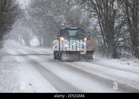 Teesdale, County Durham, Großbritannien. Februar 2021. Wetter in Großbritannien. Mit einer gelben Wetterwarnung des Met Office in einigen Gebieten Großbritanniens, beeinträchtigt starker Schnee heute Morgen Straßen in Nordostengland, wie die B6278 in Teesdale, County Durham. Kredit: David Forster/Alamy Live Nachrichten Stockfoto