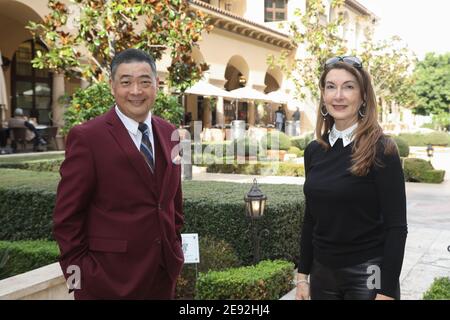 Beverly Hills, Kalifornien, USA. Februar 2021. TV-Moderator Joey Zhou, Gründer von Los Angeles Beverly Arts und Sharon Amezcua, Vorsitzender von Los Angeles Beverly Arts, hielten eine Pressekonferenz in den Beverly Canon Gardens in Beverly Hills ab, Kalifornien, um ein Update über das LABA Art Festival und die LABA Organisation zu geben, seit es letztes Jahr angekündigt wurde. Bild: Sheri Determan Stockfoto