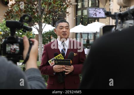 Beverly Hills, Kalifornien, USA. Februar 2021. TV-Moderator Joey Zhou, Gründer von Los Angeles Beverly Arts (LABA), spricht auf einer Pressekonferenz im Beverly Canon Gardens in Beverly Hills, Kalifornien und gibt ein Update über das LABA Art Festival seit der Ankündigung des Events im letzten Jahr. Bild: Sheri Determan Stockfoto