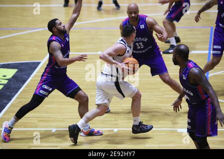 Nicht exklusiv: KHARKIV, UKRAINE - 31. JANUAR 2021 - Spieler von BC Kharkivski Sokoly (weißes Kit) und MBC Mykolaiv (blaues Kit) werden während der Aktion gesehen Stockfoto