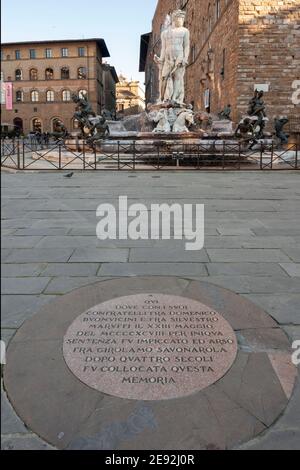 Florenz, Italien - 2020. Januar 18: Gedenktafel zum Gedenken an Girolamo Savonarola. Es befindet sich vor dem Neptunbrunnen. Stockfoto