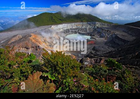 Poas Vulkan in Costa Rica. Vulkanlandschaft aus Costa Rica mit blauem Himmel und Wolken. Heißer See im Krater Poas. Der Krater und der See des h Stockfoto