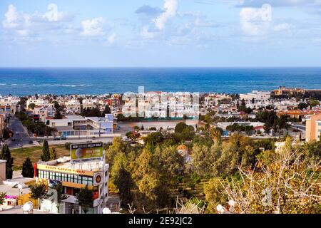 Paphos, Zypern - 29. November 2015 Hochpunkt Blick auf die Stadt Paphos und das Mittelmeer. Stockfoto