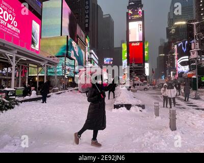 1. Februar 2021, New York City, New York, USA: Der erste große Wintersturm von 2021 sprengte New York City snarling Transport, Schließung Coronavirus Impfstellen und bedrohte die größte Sturmflut seit Supersturm Sandy im Jahr 2012. Diese Passantin posiert unter ihrem "I love NY" Schirm im Schnee am Times Square. Dieser massive Wintersturm schlägt den Nordosten und könnte NYC in 2 Fuß Schnee begraben. Die New Yorker werden aufgefordert, zu Hause zu bleiben, es sei denn, sie sind wesentliche Arbeitnehmer. Gov. Andrew Cuomo erklärte den Ausnahmezustand für NYC und 44 Grafschaften. (Bild: © Marie Le BLE/ZUMA Wire Stockfoto