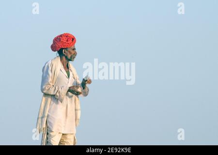 Ein rajasthani Kamel Handler trägt einen roten Turban Stockfoto