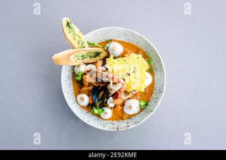 Fischeintopf mit Hummer, Garnelen und Meeresfrüchteschaum in einem Restaurant Stockfoto