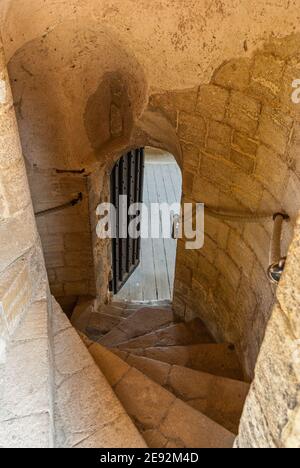 Castle Rising Castle, ein normannisches Gebäude aus dem 12. Jahrhundert, Norfolk, Großbritannien: Steintreppen in der Burg halten Stockfoto