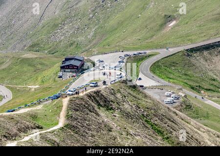 Grossglockner, Österreich - 8. Aug 2020: Touristen auf Serpentinenweg bis zum Aussichtspunkt Edelweissspitze Stockfoto