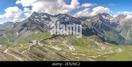 Panoramablick auf die Serpentine Hochalpenstraße auf den Großglockner Berg Von der Edelweissspitze in Österreich Stockfoto