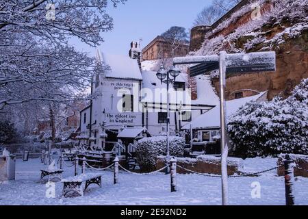 Schnee im historischen Ye Olde Trip to Jerusalem Pub in Nottingham City, Nottinghamshire England Stockfoto