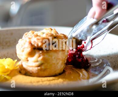 Hecht-Cutlet mit Kürbissauce und fermentierten Kohl in verschiedenen Farben in einem Restaurant Stockfoto