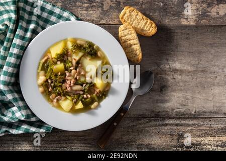 Cremige toskanische Suppe in Schüssel auf Holztisch Stockfoto