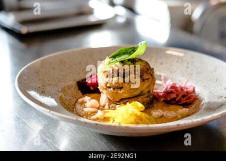 Hecht-Cutlet mit Kürbissauce und fermentierten Kohl in verschiedenen Farben in einem Restaurant Stockfoto