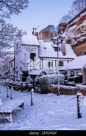 Schnee im historischen Ye Olde Trip to Jerusalem Pub in Nottingham City, Nottinghamshire England Stockfoto