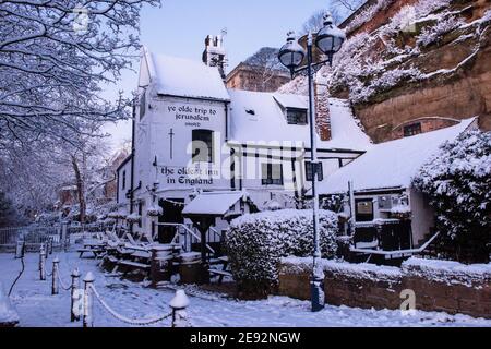 Schnee im historischen Ye Olde Trip to Jerusalem Pub in Nottingham City, Nottinghamshire England Stockfoto