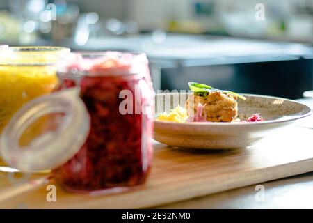 Hecht-Cutlet mit Kürbissauce und fermentierten Kohl in verschiedenen Farben in einem Restaurant Stockfoto
