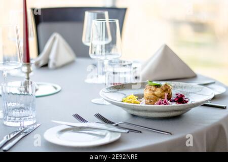 Hecht-Cutlet mit Kürbissauce und fermentierten Kohl in verschiedenen Farben in einem Restaurant Stockfoto