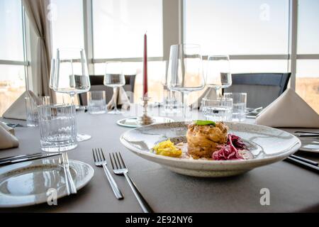 Hecht-Cutlet mit Kürbissauce und fermentierten Kohl in verschiedenen Farben in einem Restaurant Stockfoto