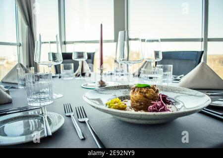Hecht-Cutlet mit Kürbissauce und fermentierten Kohl in verschiedenen Farben in einem Restaurant Stockfoto