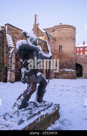Robin Hood Statue bedeckt mit Schnee, Nottingham City Nottinghamshire England Stockfoto