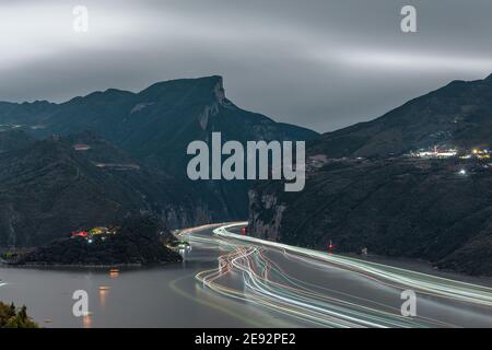 Chongqing fengjie KuiMen bei Nacht Stockfoto