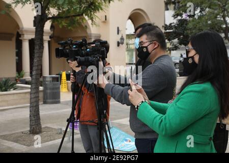 Beverly Hills, Kalifornien, USA. Februar 2021. Journalisten tragen Masken bei der Pressekonferenz von Los Angeles Beverly Arts (LABA) im Beverly Canon Gardens in Beverly Hills, Kalifornien. Bild: Sheri Determan Stockfoto