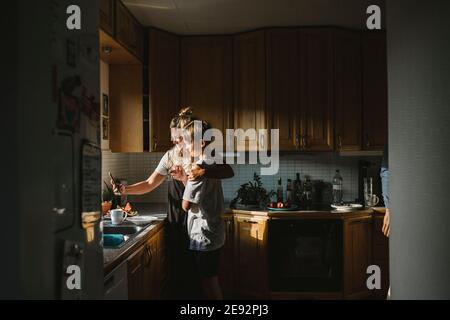 Mutter und Sohn nehmen Selfie auf Smartphone in der Küche Stockfoto