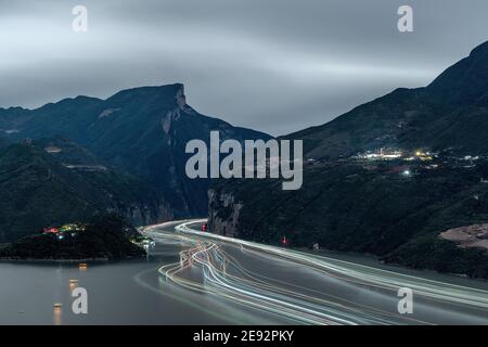 Chongqing fengjie KuiMen bei Nacht Stockfoto