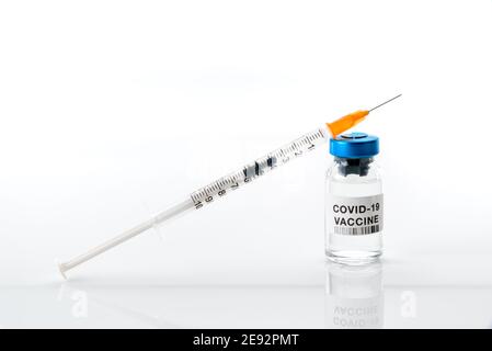 Coronavirus-COVID-19-Impfstoff. Fläschchen mit Spritze isoliert auf weißem Hintergrund, Konzept Komposition mit Kopierraum Stockfoto