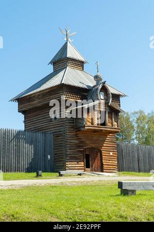 Russland, Irkutsk, August 2020: Irkutsk architektonisches und ethnographisches Museum von Taltsy. Holzturm. Stockfoto