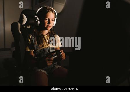 Mädchen spielen Videospiel zu Hause während der Nacht Stockfoto