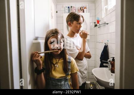 Bruder und Schwester putzten sich im Badezimmer die Zähne Stockfoto