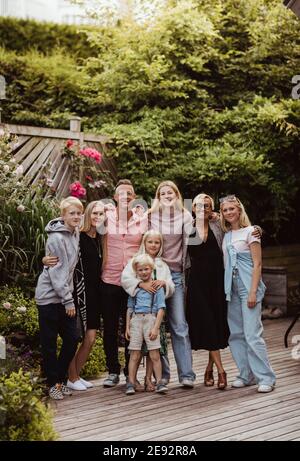 Porträt einer glücklichen Familie, die abends im Vorgarten steht Stockfoto