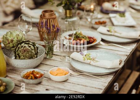 Essen auf dem Esstisch für gesellschaftliche Veranstaltungen arrangiert Stockfoto